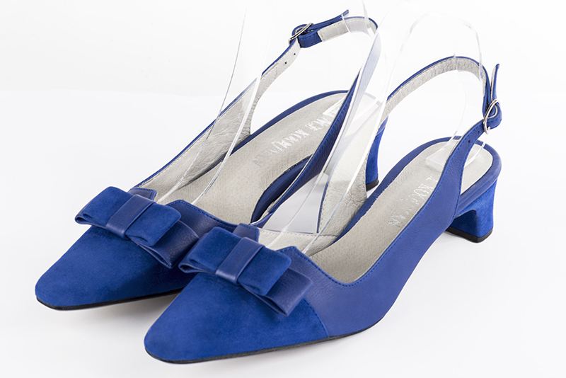 Electric blue women's open back shoes, with a knot. Tapered toe. Low kitten heels. Front view - Florence KOOIJMAN